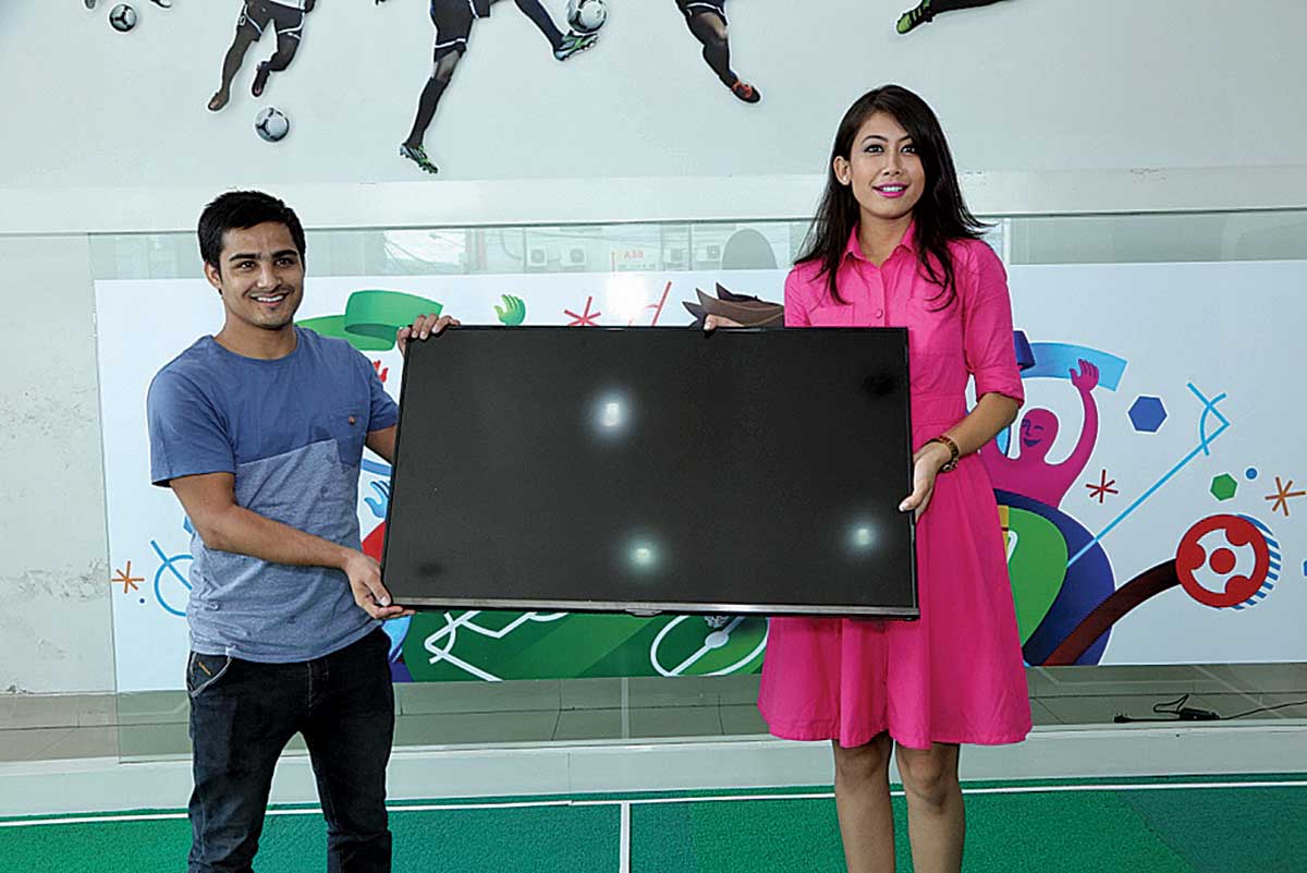 Prize distribution to the winners of the Hyundai Euro Predictor Contest