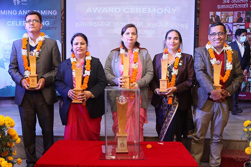 Five govt officials crowned Integrity Icon Nepal 2021