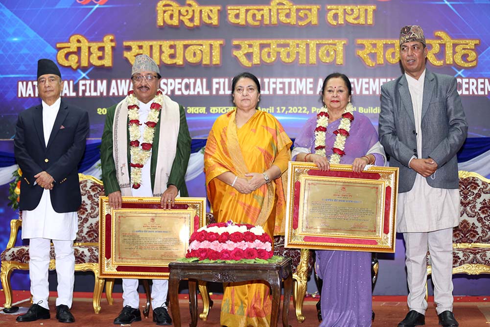 Prez Bhandari gives prizes to cine artistes