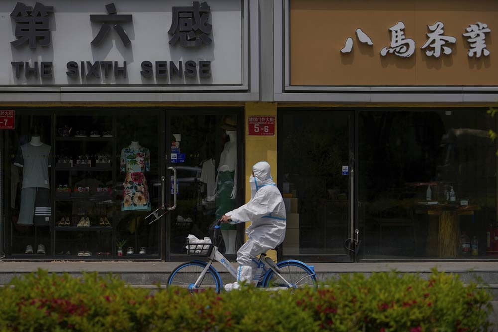 Shanghai tightens lockdown despite falling Covid cases