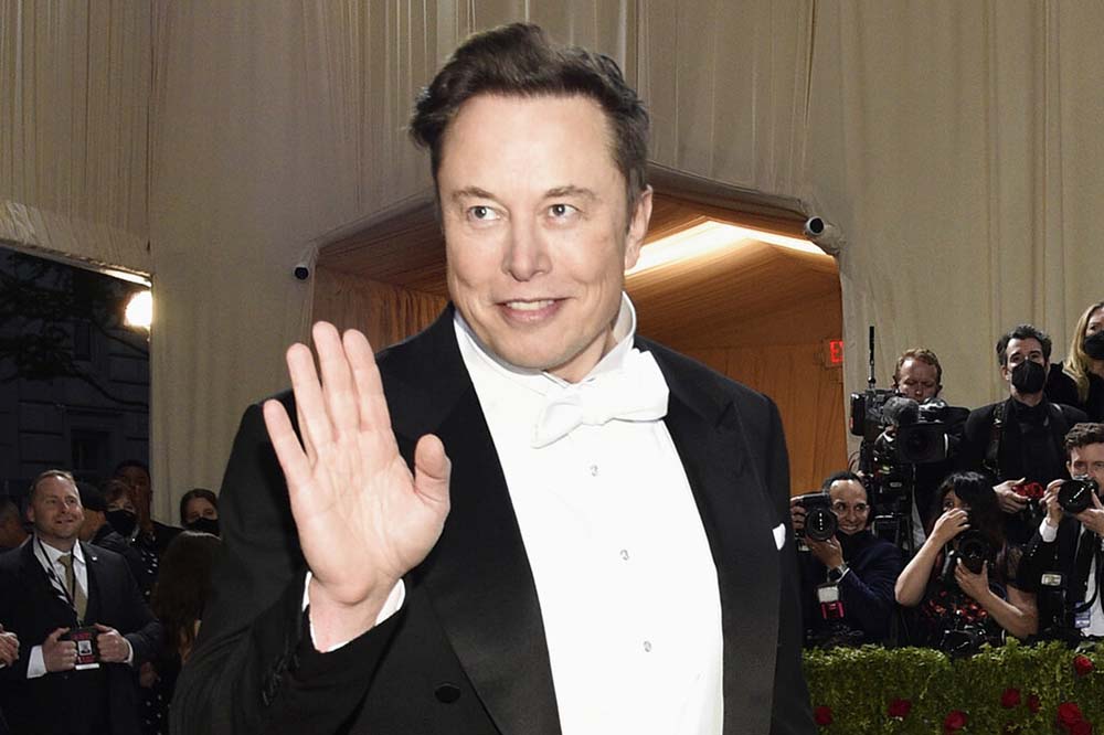 Elon Musk puts Twitter&#8217;s value at just $20 billion