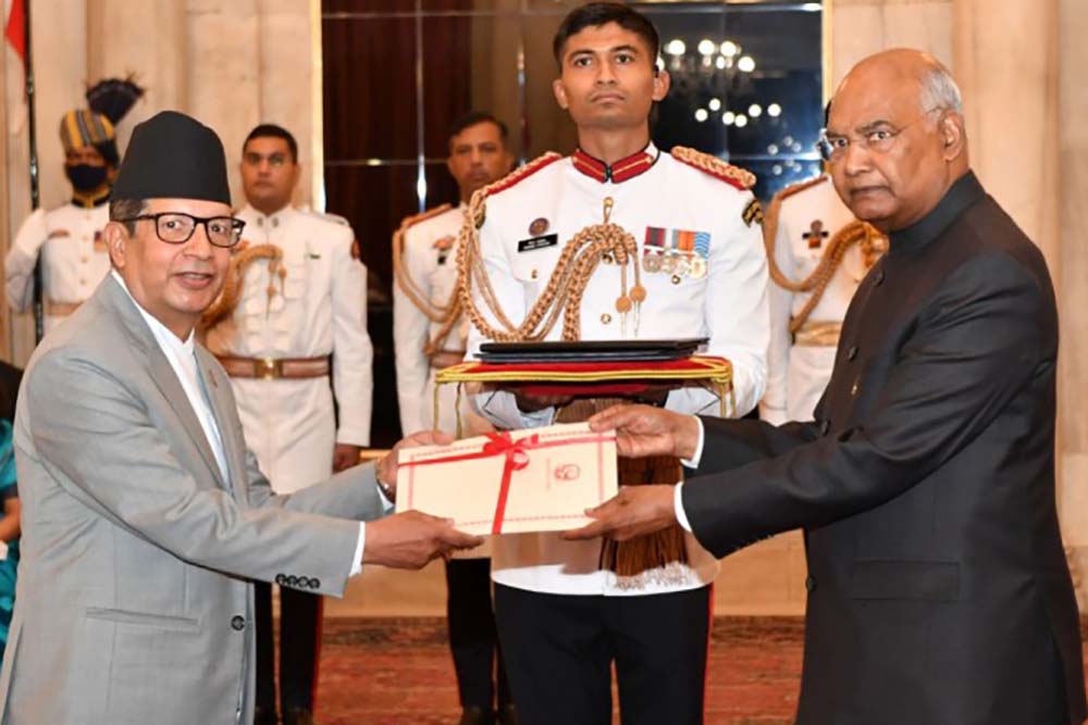 Ambassador Sharma presents credentials to Indian President Kovind