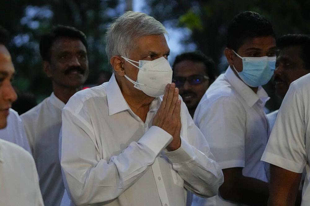 Sri Lanka&#8217;s newly elected president sworn into office