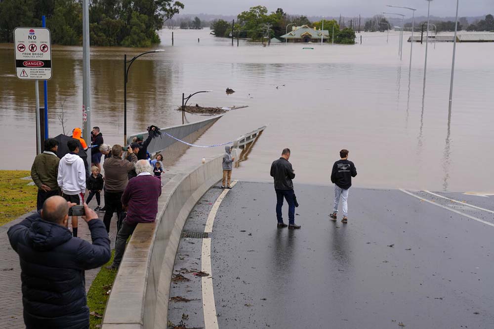 Sydney floods burden 50,000 around Australia&#8217;s largest city