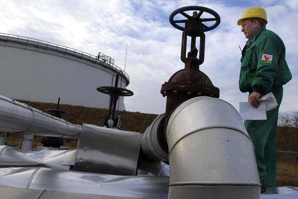 Russian oil shipments to central Europe expected to resume