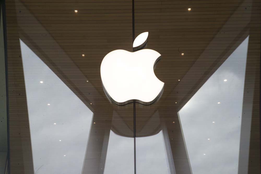 Apple&#8217;s revenue and profit edge up despite slowing economy