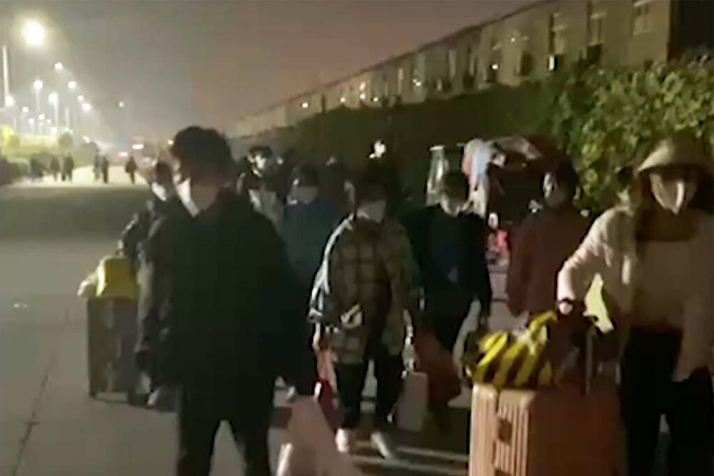 Workers leave iPhone factory in Zhengzhou amid Covid curbs