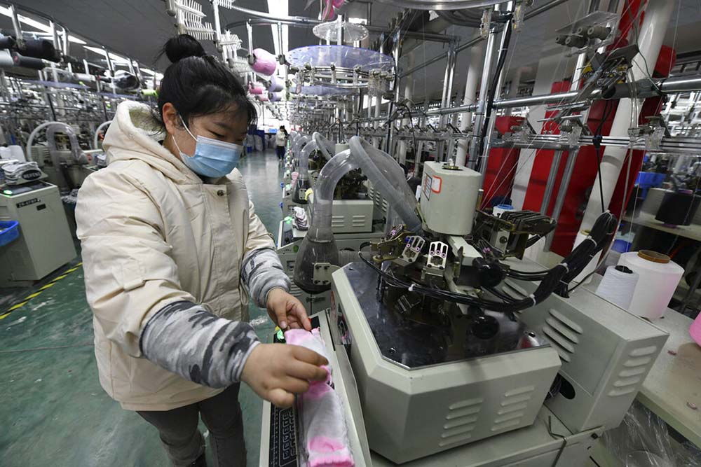 Chinese manufacturing weakens, adding to economic pressure