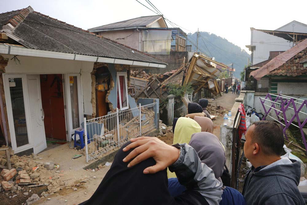 162 dead as Indonesia quake topples homes, buildings, roads