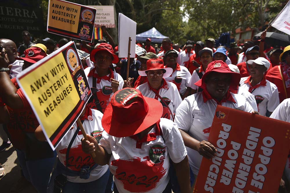 South African govt workers demonstrate for higher pay