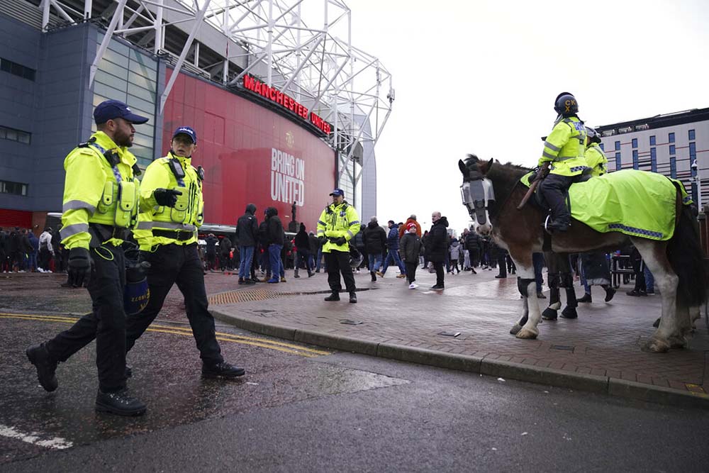 Man United shares rise amid reported Saudi buyout bid