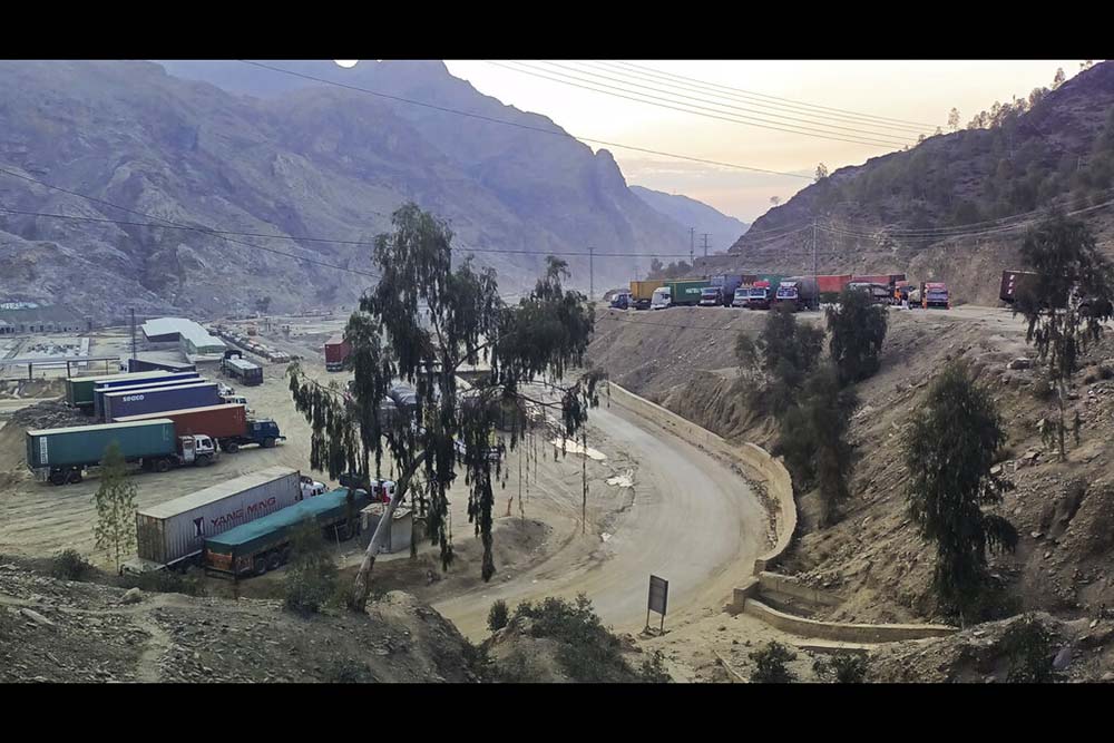 Trade resumes as Pakistan, Afghanistan reopen Torkham border