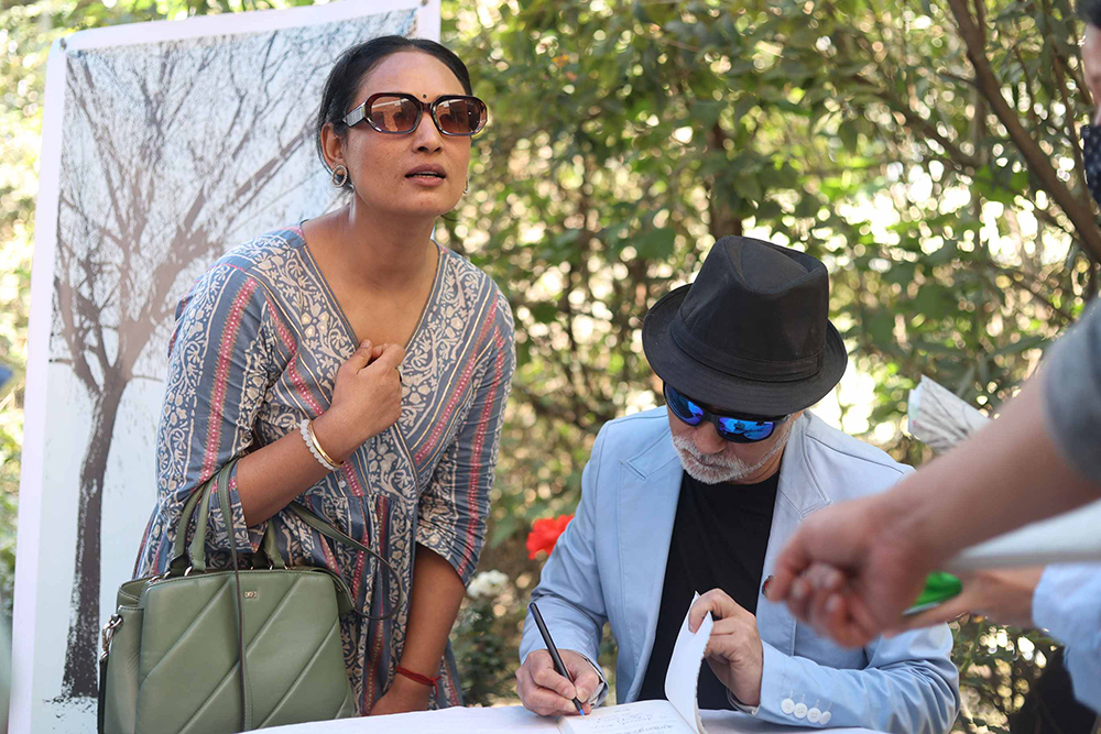04-Actor-Diya-Maskay-getting-a-signed-copy-of-Poet-Biplab-Pratik's-new-book-Schdenfreude-1712037778.jpg