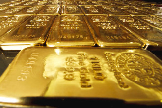 Gold price drops by Rs 20,500 to Rs 318,800 per tola; silver to Rs 7,065 in domestic market