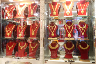 Gold price falls to Rs 239,900 per tola in domestic market