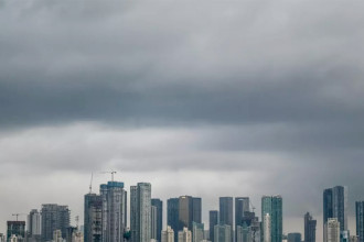 India's monsoon lashes Mumbai as rains arrive early