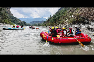 Rafting begins on Kaligandaki River's Farse–Nayapul section