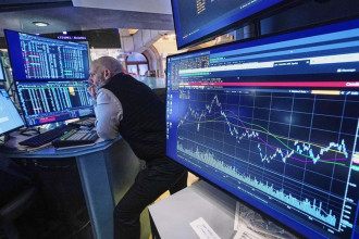 European stocks sink, gold hits high on escalating tariff fears