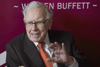 Warren Buffett shocks shareholders by announcing his intention to retire at the end of the year