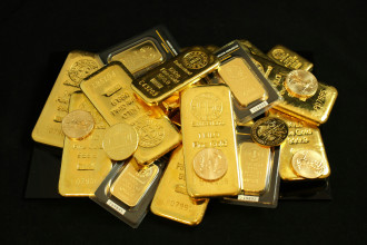 Gold price rises in domestic market by Rs 900 per tola; traded at Rs 195,900 per tola