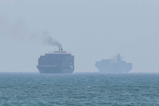 Oil extends gains and stocks fall on fresh Hormuz worries