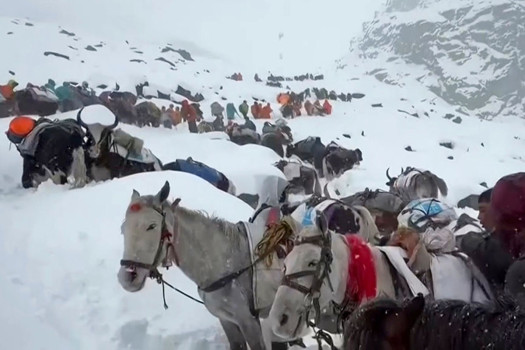 Snowstorm traps hundreds of hikers on Mt Everest during China's national holiday