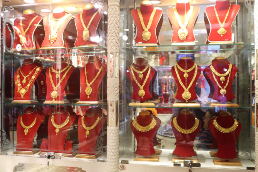 Gold price falls for third consecutive day to Rs 237,000 per tola