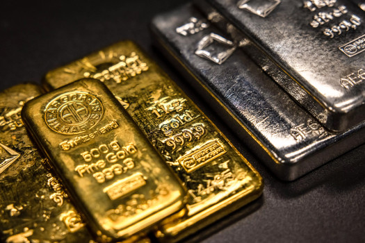 Gold price rises by Rs 2,500 per tola, silver falls by Rs 205