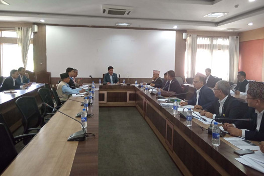 Industry Minister discusses amendment to bill with chief whips of major parties