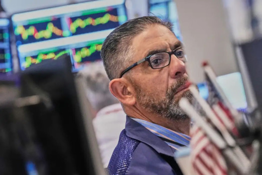 AI stocks slump again, while oil prices keep climbing