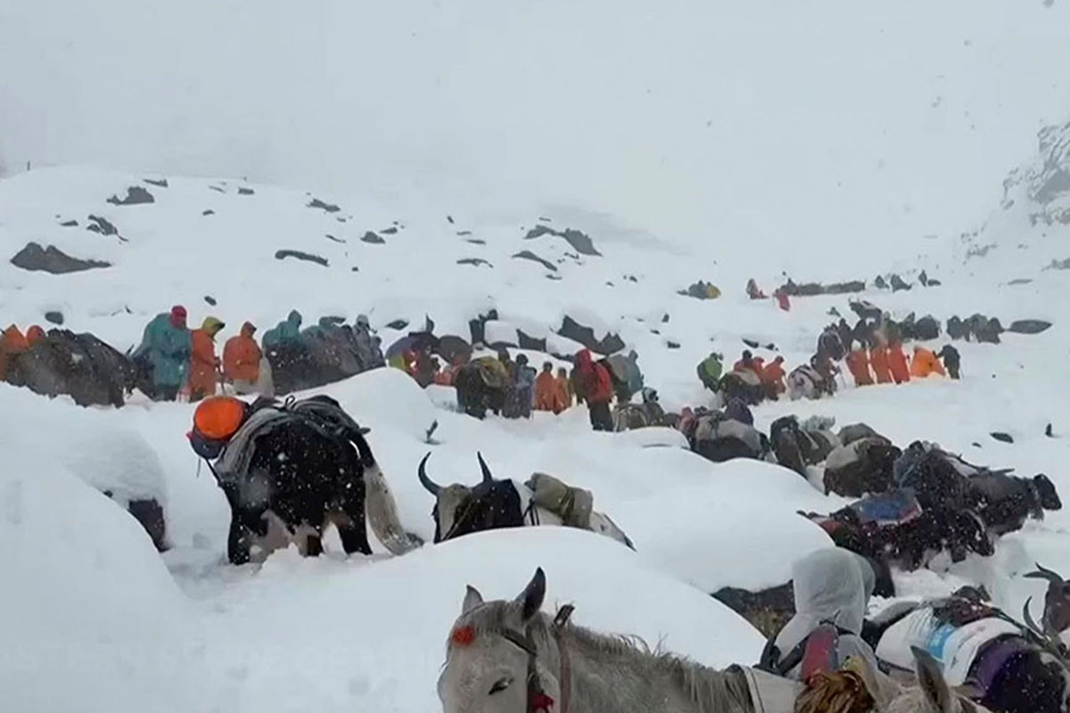 China-Everest-Hikers-Trapped-(1)-1759768064.jpg
