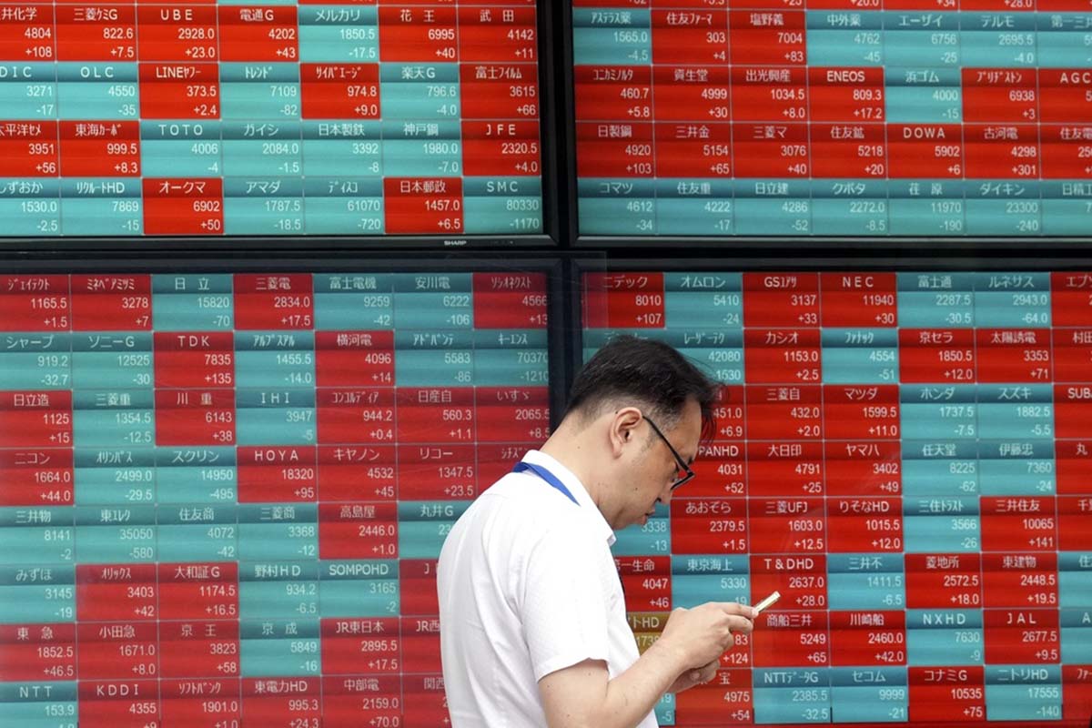 Stock market today: Global shares decline as higher Treasury yields weigh on stocks