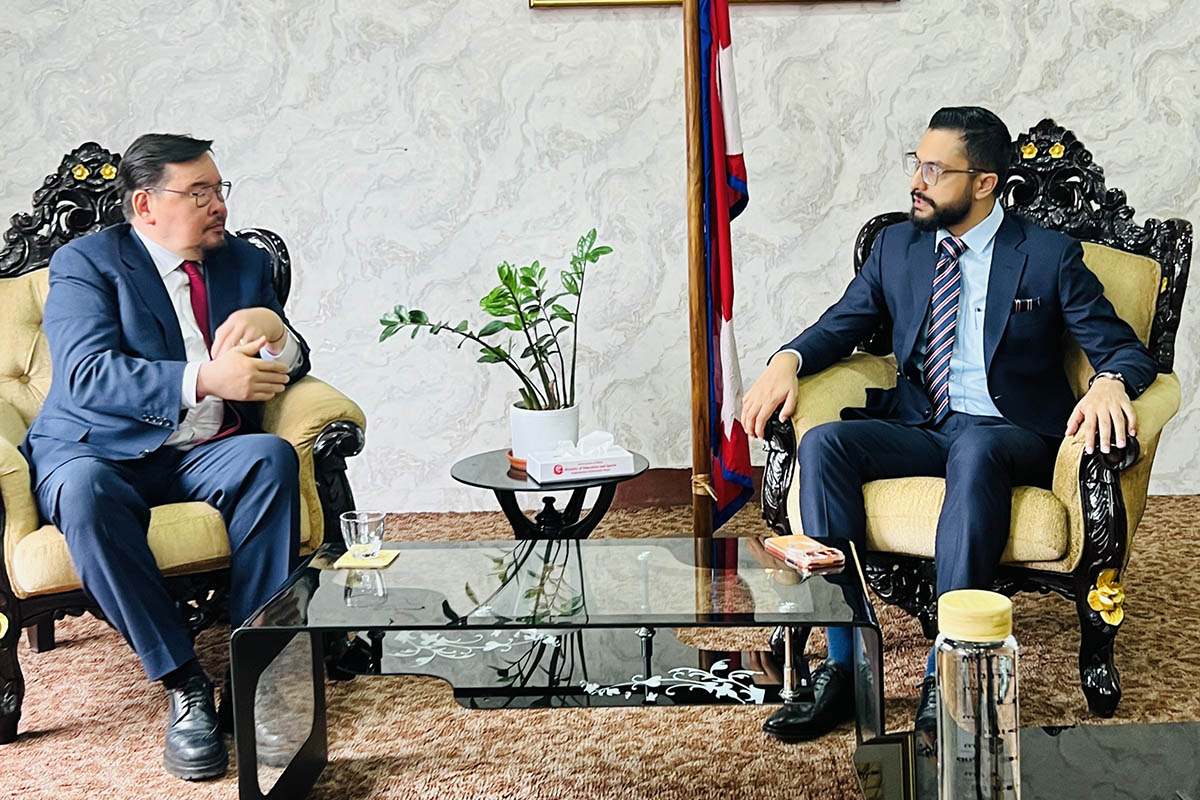 Mongolia's former PM Zandanshatar calls on education minister to promote chess in schools