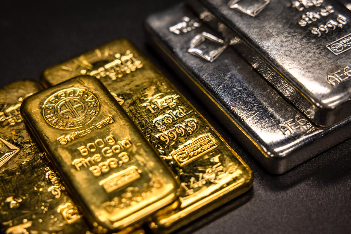 Gold price rises by Rs 2,200 to  Rs 258,800 per tola; Silver price falls by Rs 625 per tola
