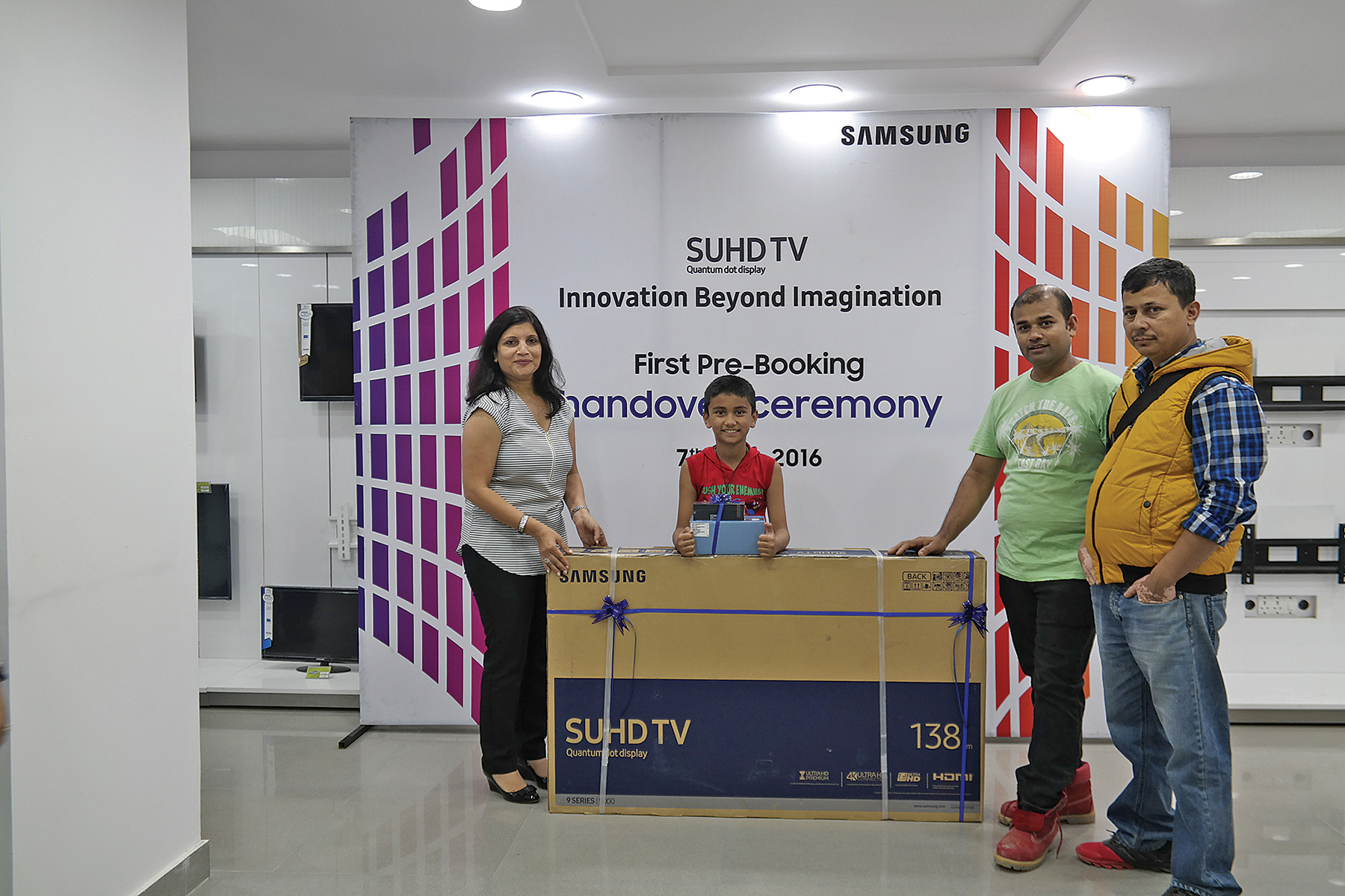 Samsung SUHD TV Handed Over To First Pre-Booker
