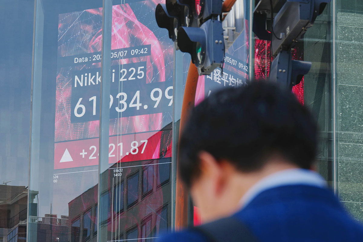 Asian shares mostly gain and oil prices fall after Trump says peace talks on Iran war are proceeding