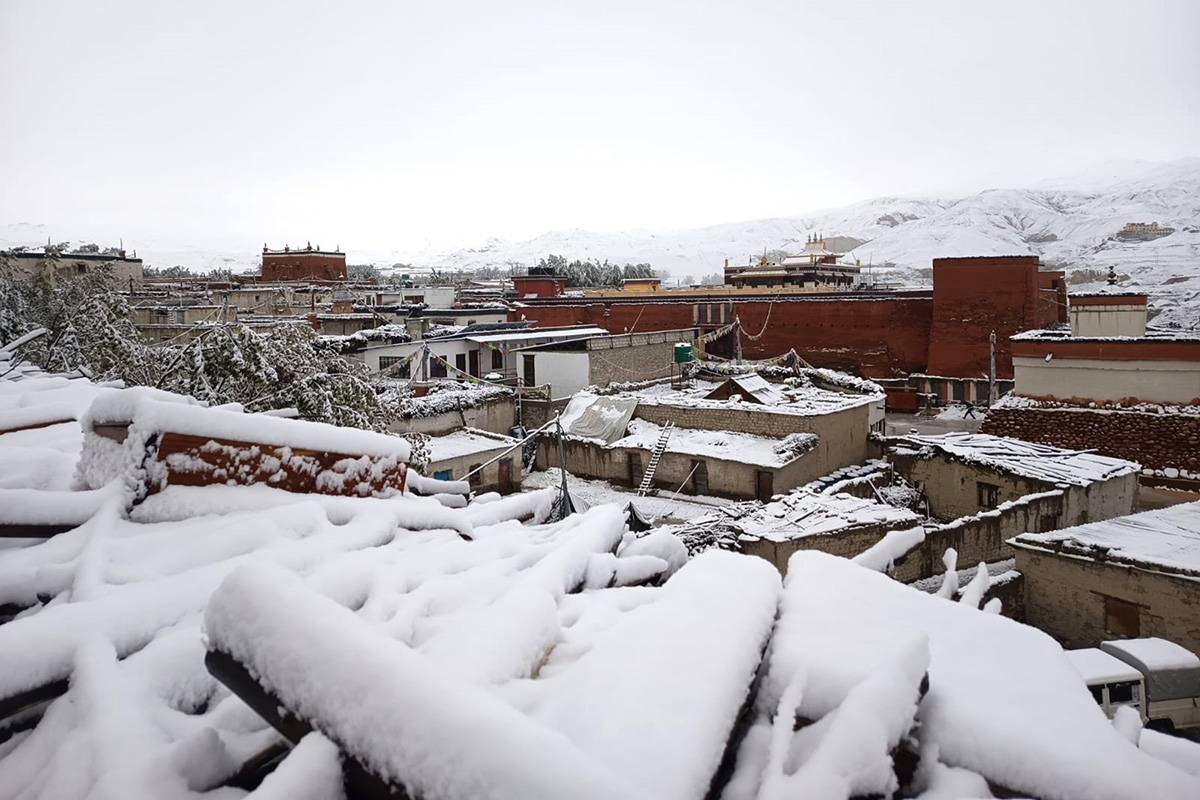 Over 200 containers stranded as heavy rain, snowfall block Jomsom-Korala road in Mustang
