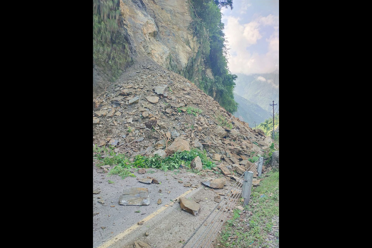 Landslide halts traffic on Narayangadh-Muglin road