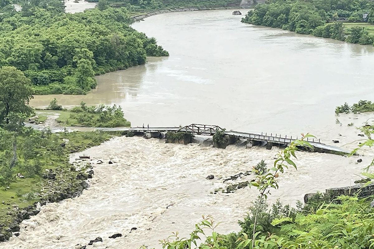 Floods, landslides obstruct six major traffic routes