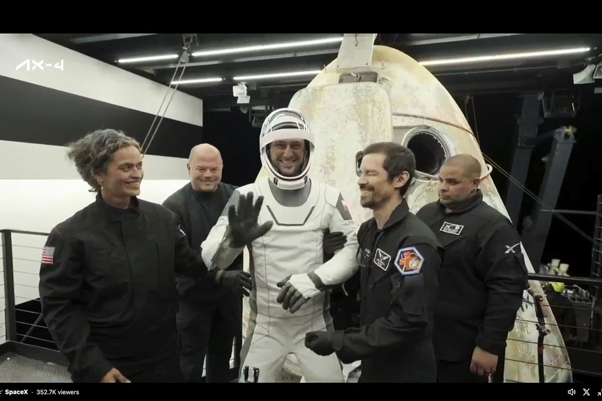 Slawosz-Uznanski,-Wisniewski,-SpaceX-1752641787.jpg