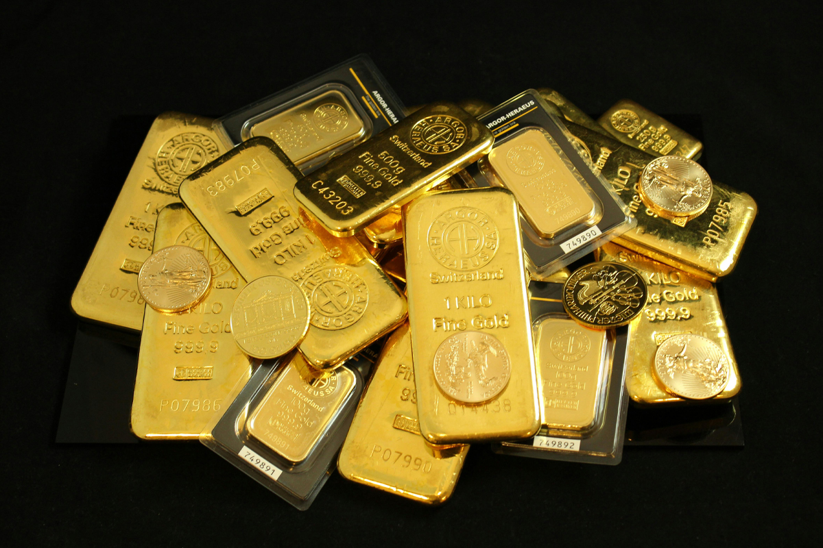 Gold price rises in domestic market by Rs 900 per tola; traded at Rs 195,900 per tola